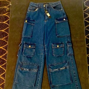 Women’s wide leg cargo pants. Size 11. Brand new